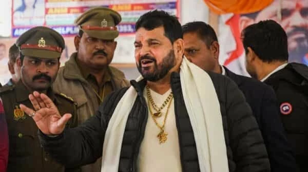 अयोध्या आने पर राज ठाकरे को चुनौती देनेवाले बृज भूषण सिंह को कुश्ती महासंघ के अध्यक्ष पद से हटाया गया